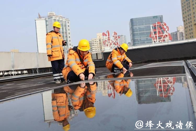 新春走基层丨00后!他们在30米高空,为春运“飞檐走壁” 新春走基层丨00后!他们在30米高空,为春运“飞檐走壁”
