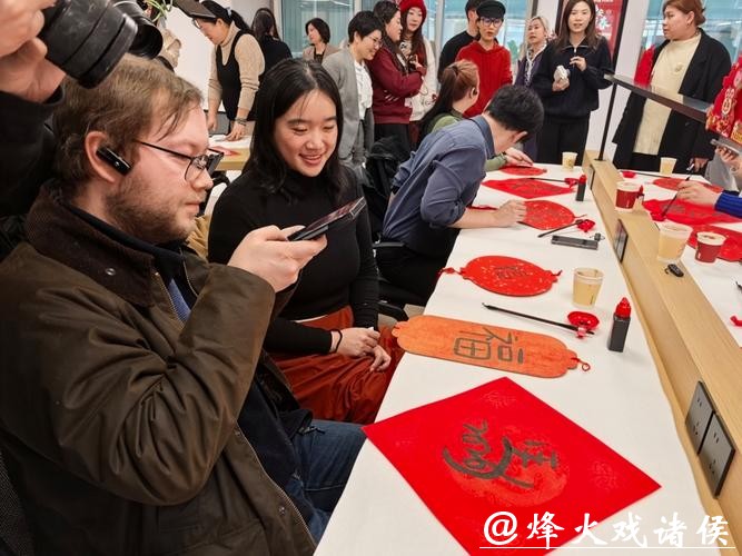 静安“花式”宠客！国际友人在沪体验书法、汉服、美食，让世界爱上中国年