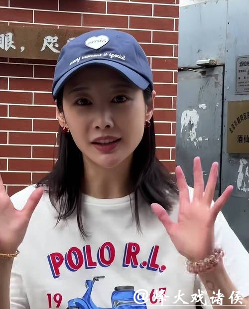 李纯夫妇现身天津海洋馆，马頔胖得没下巴捂得严实，被调侃像父女