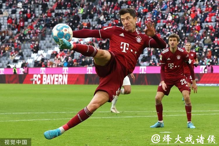 德甲-莱万安慰球博阿滕开场被罚下 拜仁客场1-5负